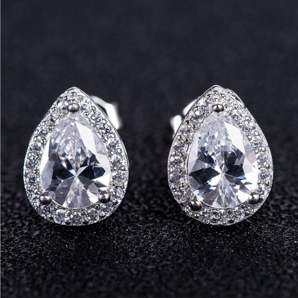 New Delicate Water Drop Diamond Beautiful Pear Stud Earrings for Women - Picture 1 of 8